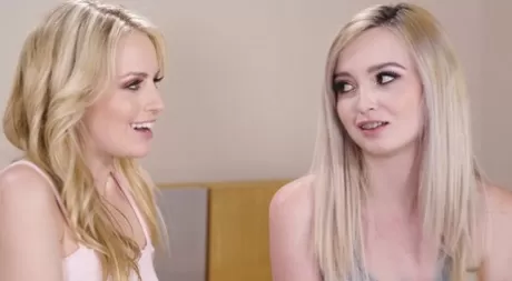 Молодые блондинки Лекси Лор и Скарлетт Сейдж занимаются лесбийским сексом на кровати картинка 3