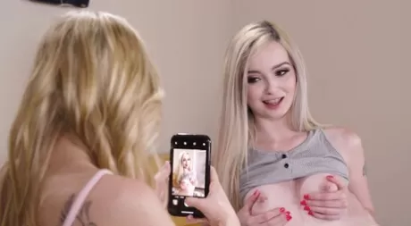 Молодые блондинки Лекси Лор и Скарлетт Сейдж занимаются лесбийским сексом на кровати картинка 4