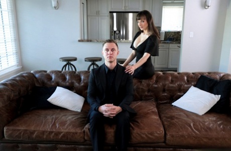 Грудастая брюнетка Лекси Луна соблазняет своего друга-мужчину без нижнего белья картинка 2