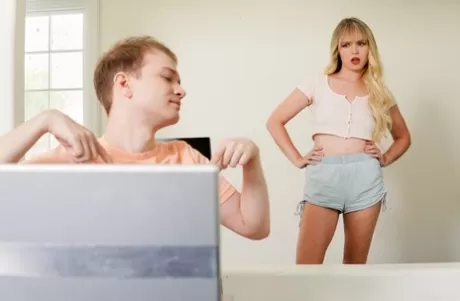 Молоденькая блондинка Лилли Белл обнажает свою шикарную задницу перед тем, как отсосать длинному члену картинка 9