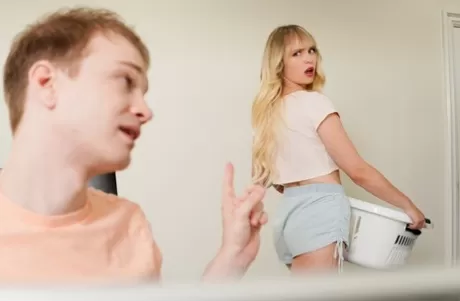 Молоденькая блондинка Лилли Белл обнажает свою шикарную задницу перед тем, как отсосать длинному члену картинка 8