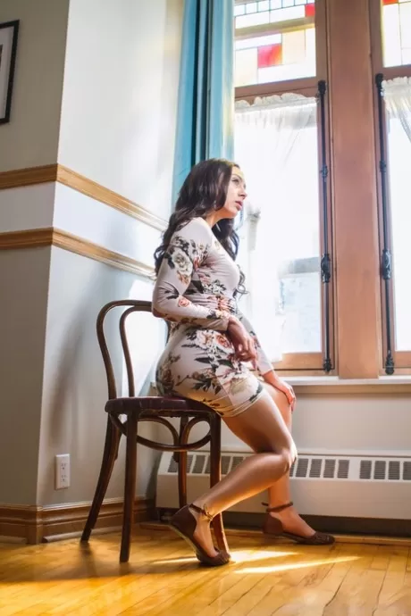 Горячая молоденькая латиноамериканка Лили Холл раздевается перед тем, как сделать грязный минет картинка 2