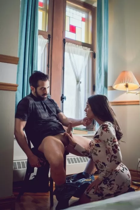 Горячая молоденькая латиноамериканка Лили Холл раздевается перед тем, как сделать грязный минет картинка 14