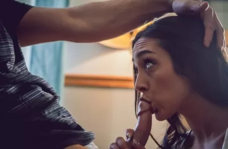 Горячая молоденькая латиноамериканка Лили Холл раздевается перед тем, как сделать грязный минет картинка 16