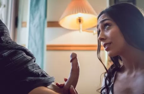 Горячая молоденькая латиноамериканка Лили Холл раздевается перед тем, как сделать грязный минет картинка 15