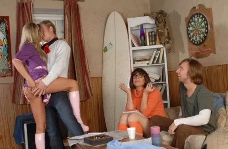 Порнозвезды воссоздают приключения Скуби Ду в стиле XXX картинка 4