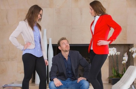 Одетые женщины делают минет, прежде чем раздвинуть штанины для секса по-собачьи картинка 3