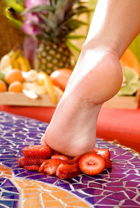 Слащавая красотка с красивыми ножками Лили Лав красуется в горячей сцене фут-фетиша картинка 10