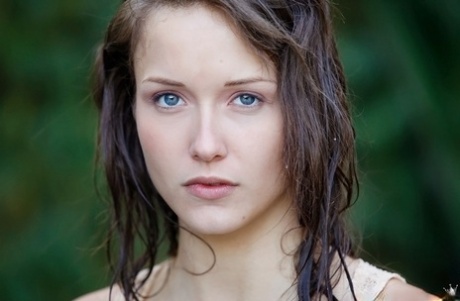 Малена Морган демонстрирует свои миниатюрные сиськи с твердыми сосками на открытом воздухе картинка 3