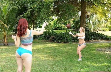 Подтянутые шлюшки в шортах выставляют напоказ большие сиськи и сосут член для горячего лица в диком сексе втроем картинка 3