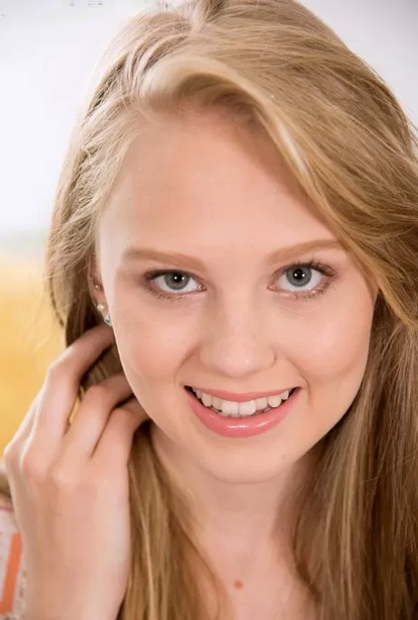 Крошечная девочка-подросток Лили Рейдер раздевается до нижнего белья в стрингах и носков на кровати картинка 3