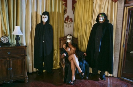 Пышногрудая милфа Лиза Энн набивает свои любовные дырочки большим твердым членом картинка 14