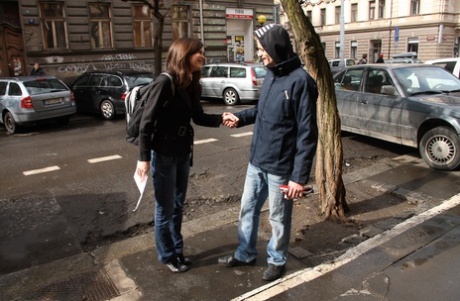 Симпатичная девушка щеголяет киской со спермой в жопе после того, как трахнулась с парнем, которого она только что встретила на улице картинка 5