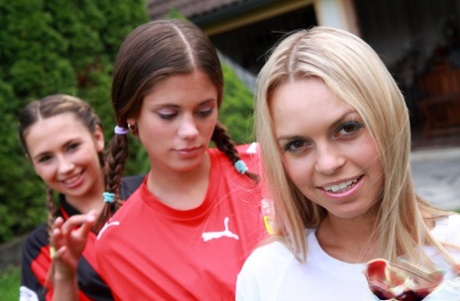 3 молодые девушки трутся своими кисками после купания в крытом бассейне картинка 3