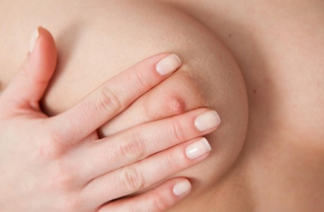 Сексуальная брюнетка-подросток капризничает, раздеваясь, чтобы потеребить упругие сиськи и обнажить лысую пизду картинка 6