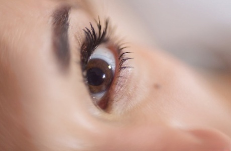 Великолепная 18-летняя неопытная девушка раздвигает гладкую киску для мастурбации картинка 12