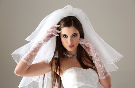 Гламурная модель Литтл Каприс снимает свое свадебное платье картинка 7