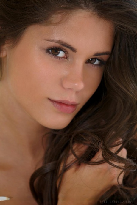 Европейская модель нижнего белья Caprice A раздевается, чтобы позировать для glamour spread картинка 18