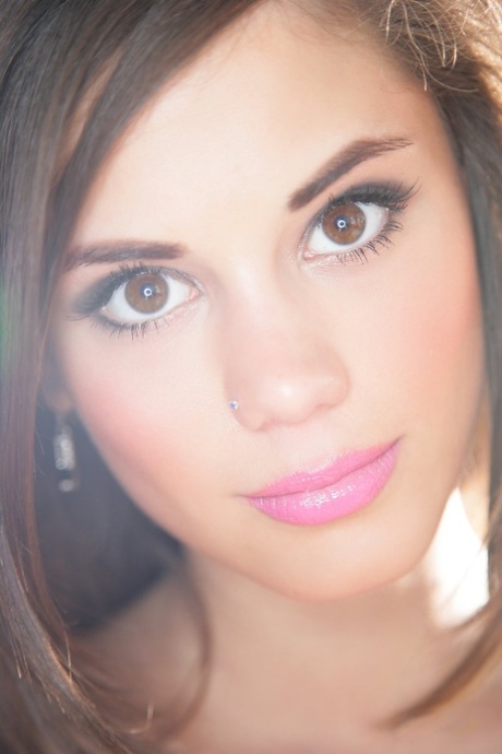 Стройная красивая маленькая Каприс срывает штаны для йоги, чтобы обнажить миниатюрную киску подростка картинка 16