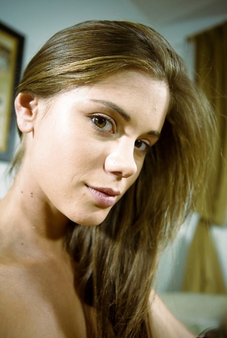 Любительская красотка в сапогах для верховой езды скачет верхом на дилдо со страпоном во время мастурбации картинка 2