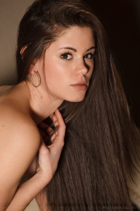 Сочная секс-бомба Каприс А наслаждается, демонстрируя свою возбужденную розовую щелочку картинка 2