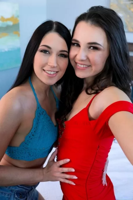 Темноволосые подростки Лиз Джордан и Алекс Коул занимаются сексом втроем картинка 4