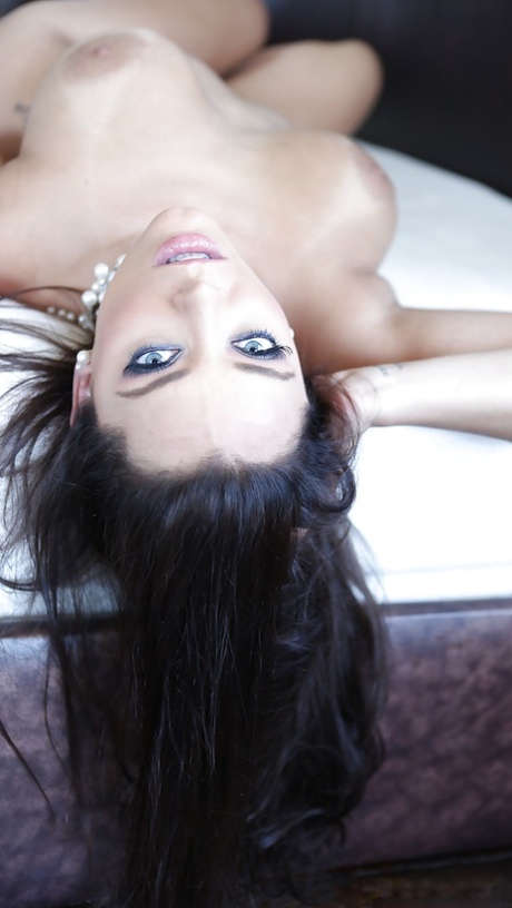 Выдающаяся зрелая шлюха Лайза Дель Сьерра позирует как на развороте картинка 13