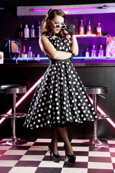 Гламурная девушка Лайза Дель Сьерра снимает платье в горошек перед межрасовым сексом картинка 2