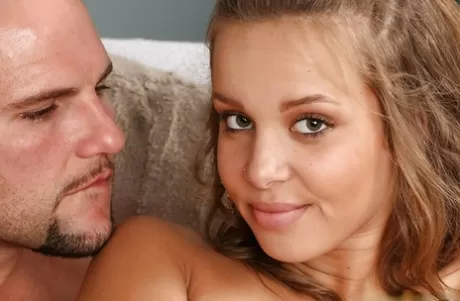 Гибкая молоденькая цыпочка Лайза Роу получает вагинальное проникновение от огромного члена картинка 14