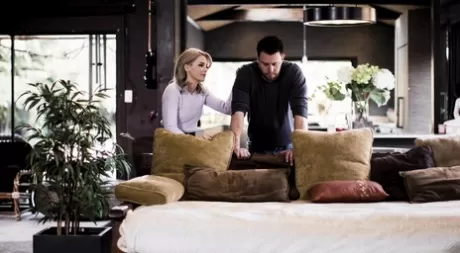 Молодая блондинка Лола Фэйри получает сперму на лицо после полового акта картинка 2