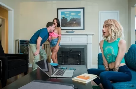 Девочки-подростки Лола Фэйри и Рэйчел Риверс занимаются сексом втроем во время онлайн-урока картинка 2