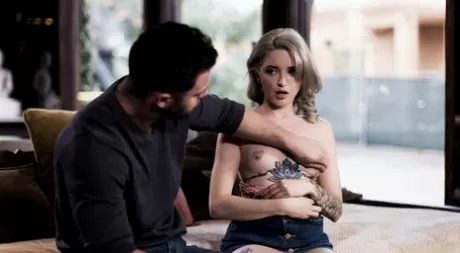 Молодая блондинка Лола Фэйри получает сперму на лицо после полового акта картинка 3