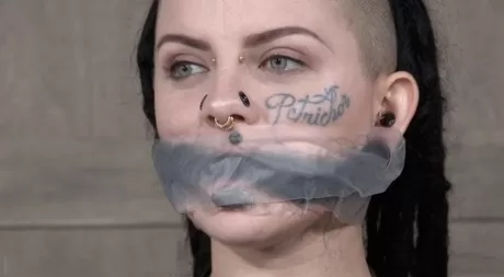 Над девушкой с пирсингом и татуировками работает женщина, пока она находится в рабстве картинка 4