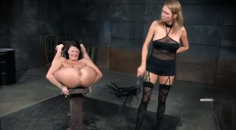 Брюнетку Лондон Ривер пытает Рейн Дегрей в подземелье картинка 2