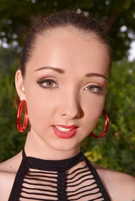 Пышногрудая евро-подросток Люси Уайлд мастурбирует анус секс-игрушкой на открытом воздухе - Lucie Wilde