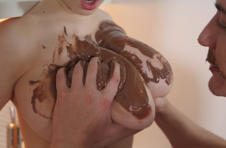 Грудастая Баффи покрывает огромные сиськи шоколадом во время минета картинка 8