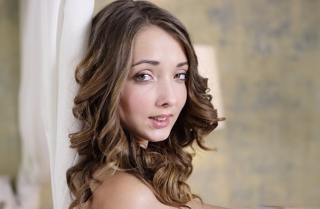 Молоденькая любительница Баффи обнажает свои гигантские сиськи перед мастурбацией секс-игрушкой картинка 2