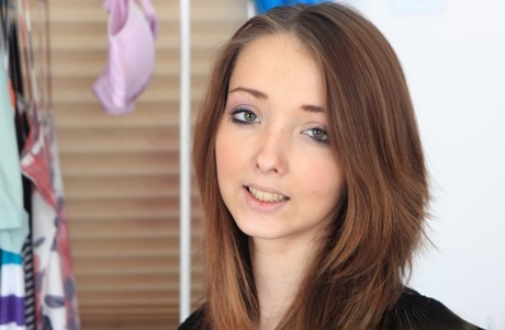 Молодая любительница Баффи раскрывает свои гигантские сиськи перед тем, как раздвинуть свою киску картинка 2