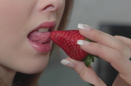 Молодая любительница Баффи освобождает свои огромные сиськи перед мастурбацией на стуле картинка 3