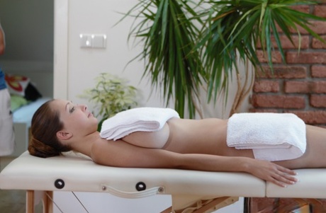 Молоденькая Баффи с большой грудью застает своего массажиста дрочащим ее смазанную маслом киску картинка 2