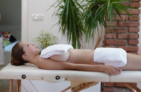 Белой молоденькой Баффи массируют ее огромные груди перед тем, как трахнуть пальцами картинка 2