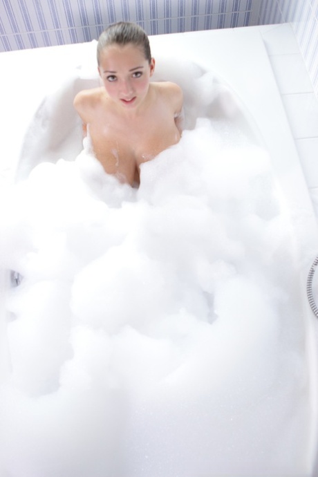 Молодая девушка грудастая Баффи выливает кувшин молока на свои сиськи во время купания картинка 7