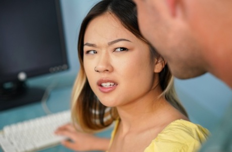 Миниатюрная азиатка лижет мошонку, отсасывая маленький член картинка 8