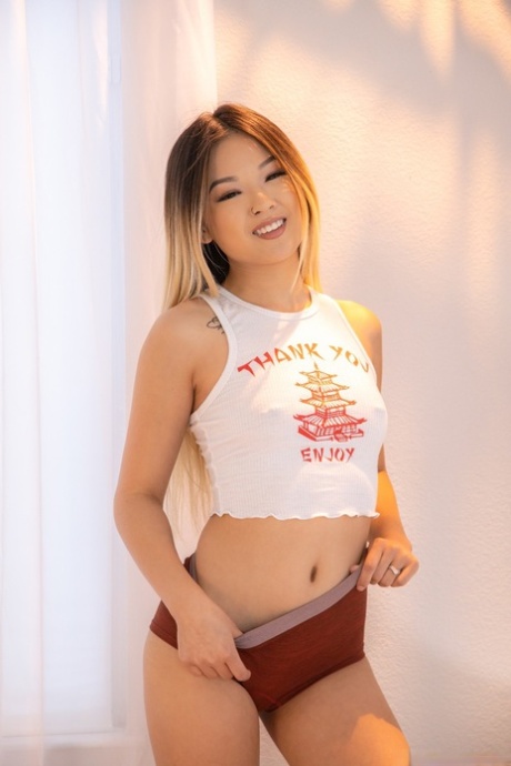 Межрасовые лесбиянки Лулу Чу и Эйден Эшли тоже лижут киски и жопы картинка 3