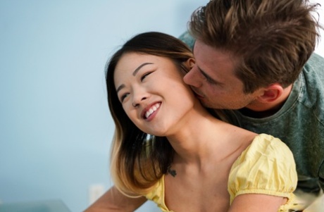 Миниатюрная азиатка лижет мошонку, отсасывая маленький член картинка 7