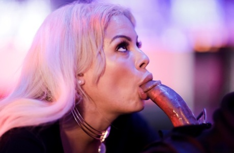 Блондинка завершает межрасовый секс спермой на своем хорошеньком личике картинка 3