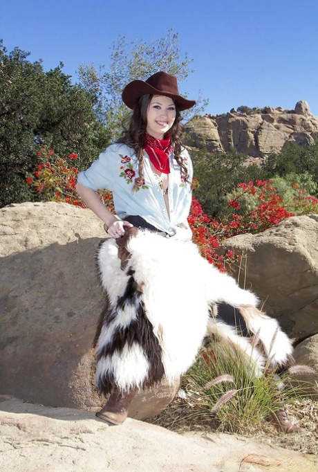 Порнозвезда Луна Стар снимает наряд наездницы, чтобы позировать обнаженной с пистолетом в пустыне картинка 3