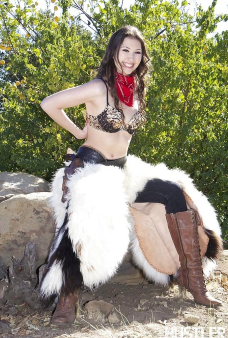 Порнозвезда Луна Стар снимает наряд наездницы, чтобы позировать обнаженной с пистолетом в пустыне картинка 6