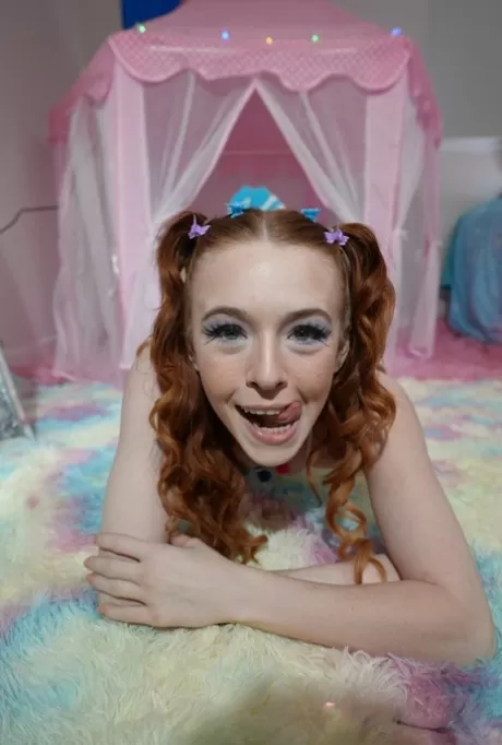 Молоденькая рыжеволосая Мади Коллинз раздевается догола в гольфах и с косичками картинка 8