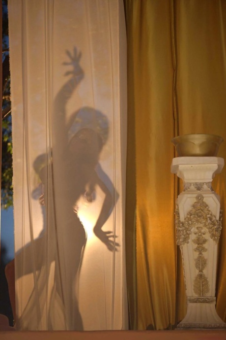 Брюнетка с большими сиськами Мэдисон раздвигает свою тугую киску и большую задницу картинка 8